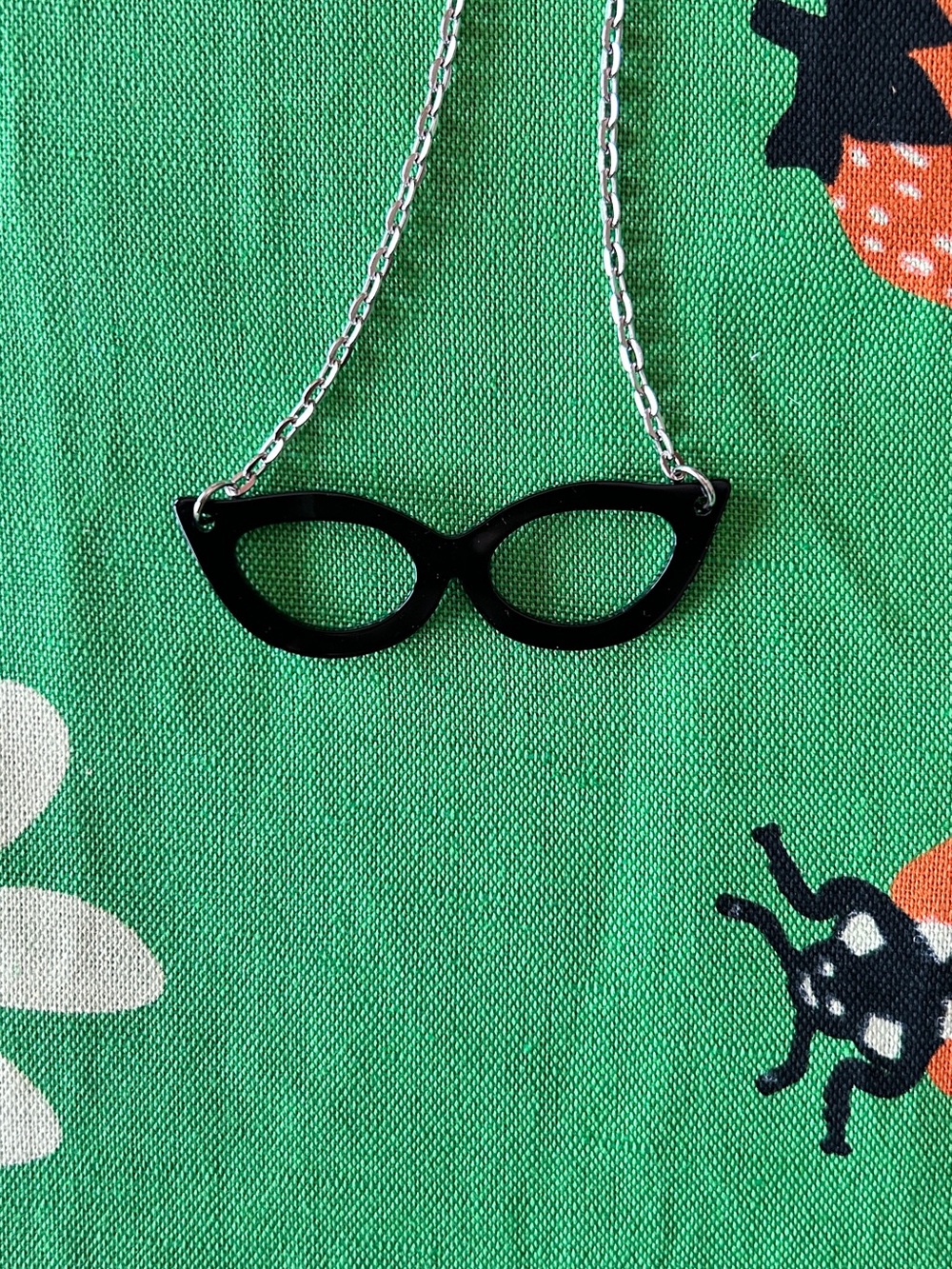 Retro Eyeglasses Pendant Necklace - Picture 3 of 3